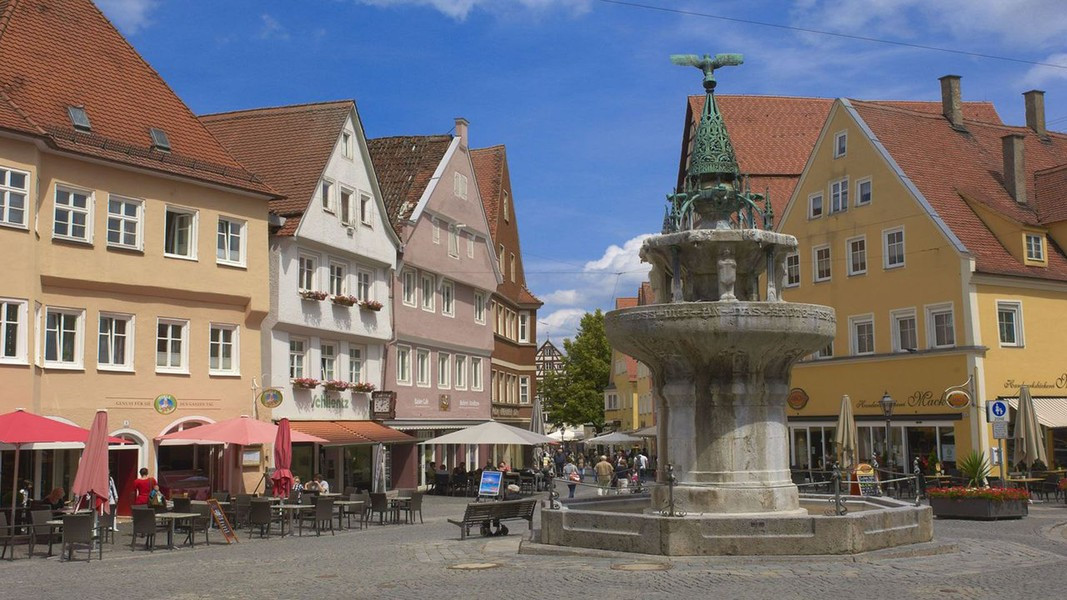 Tháp của nhà thờ St.-George-Kirche là biểu tượng đặc biệt của thị trấn này, được xây từ đá suevite và được cho là chứa đến 5.000 carat kim cương. Theo Times of India.