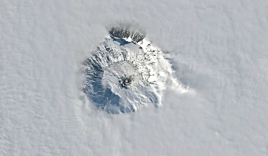 Vàng mà núi lửa Erebus phun bay là bụi vàng, bay rất xa, những hạt bụi vàng này chỉ cỡ 0,1 - 20 micromet trong khí gas và 60 micromet ở tuyết xung quanh.