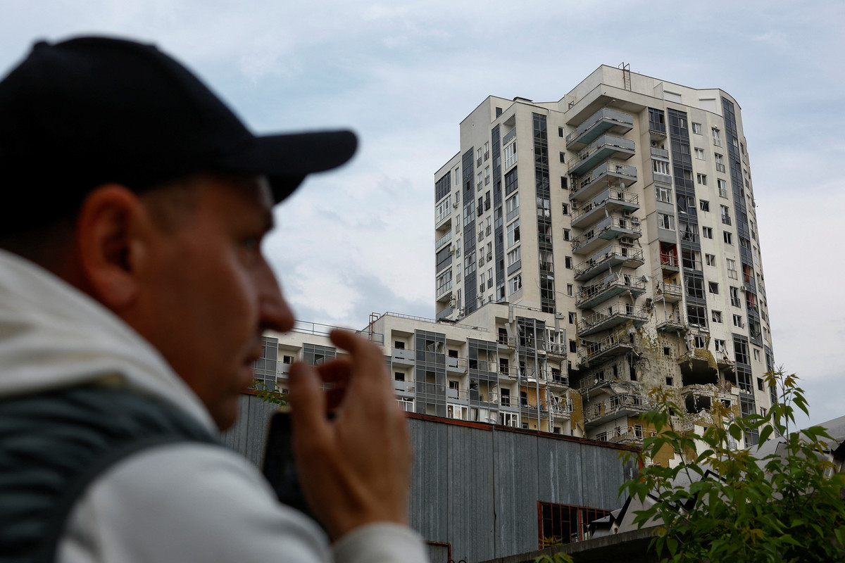 Một tòa chung cư ở Kharkov bị hư hại nhìn từ xa. Ảnh: Reuters.