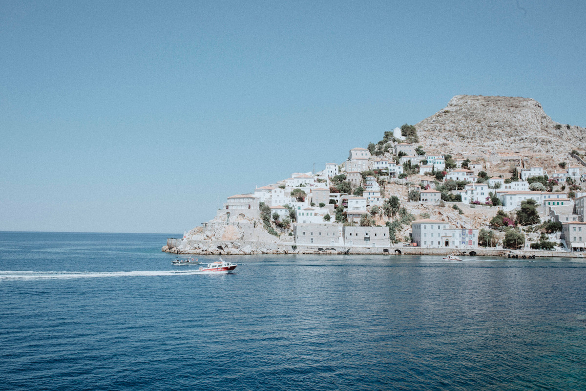  Đảo Hydra ở Hy Lạp là nơi sinh sống của khoảng 2.500 người, cấm ôtô và thay vào đó, người dân địa phương sử dụng la, lừa hay ngựa để đi lại. Theo National Geographic.