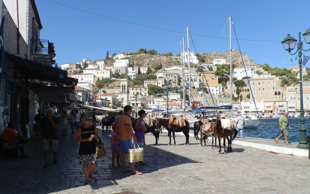 Nhưng du khách cũng rất thích thú và bất ngờ khi nhìn thấy người dân địa phương cưỡi la, lừa hay ngựa đi trên những con đường lát đá. Theo National Geographic.