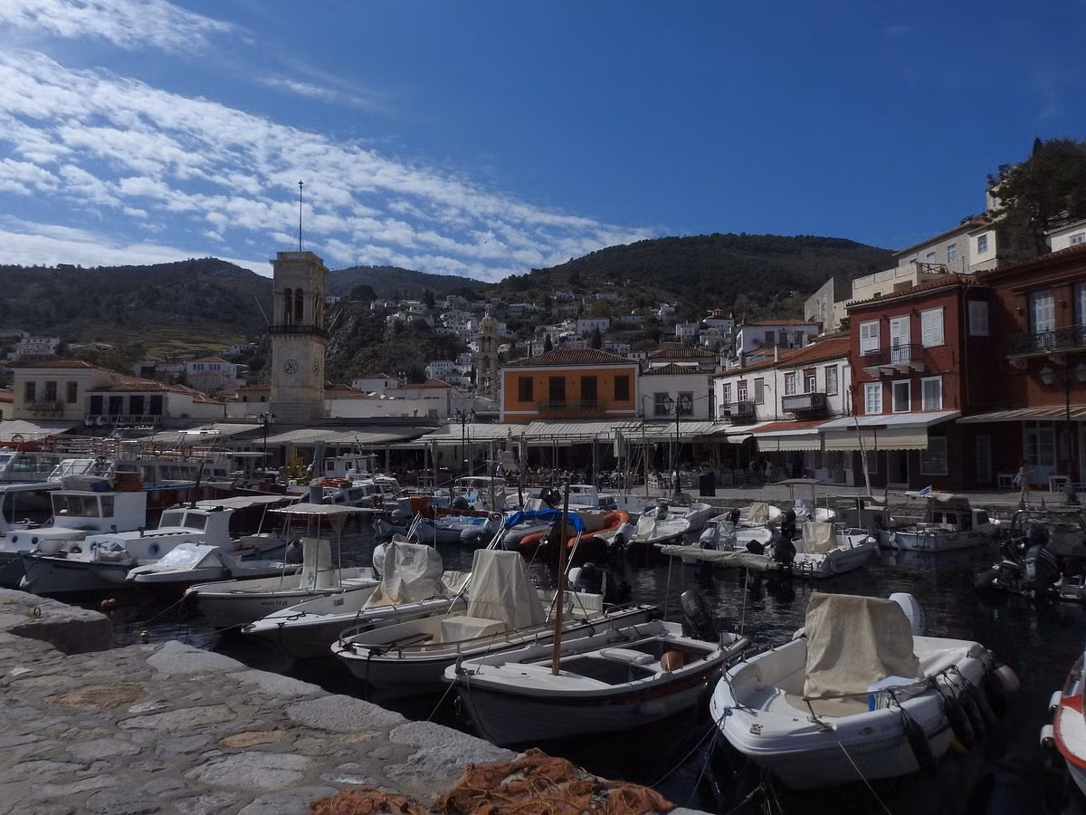 Thực ra, trước đây ôtô từng được người dân sử dụng trên đảo Hydra trong thế kỷ 18 – 19. Theo National Geographic.