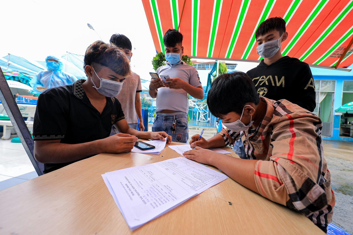 Sáng 22/7, hàng trăm người đến tiêm vaccine COVID-19 tại nhà thi đấu Lãnh Bình Thăng (quận 11, TPHCM). Trước lối vào nhà thi đấu, người dân được đo thân nhiệt và thực hiện việc khai báo y tế.