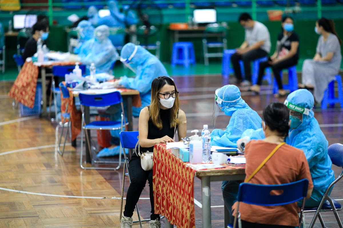 Người dân ngồi chờ sau 30 phút, nếu không có dấu hiệu bất ổn về sức khỏe sẽ được được nhân viên y tế tư vấn thêm về cách theo dõi tình hình sau tiêm tại nhà và cho ra về.