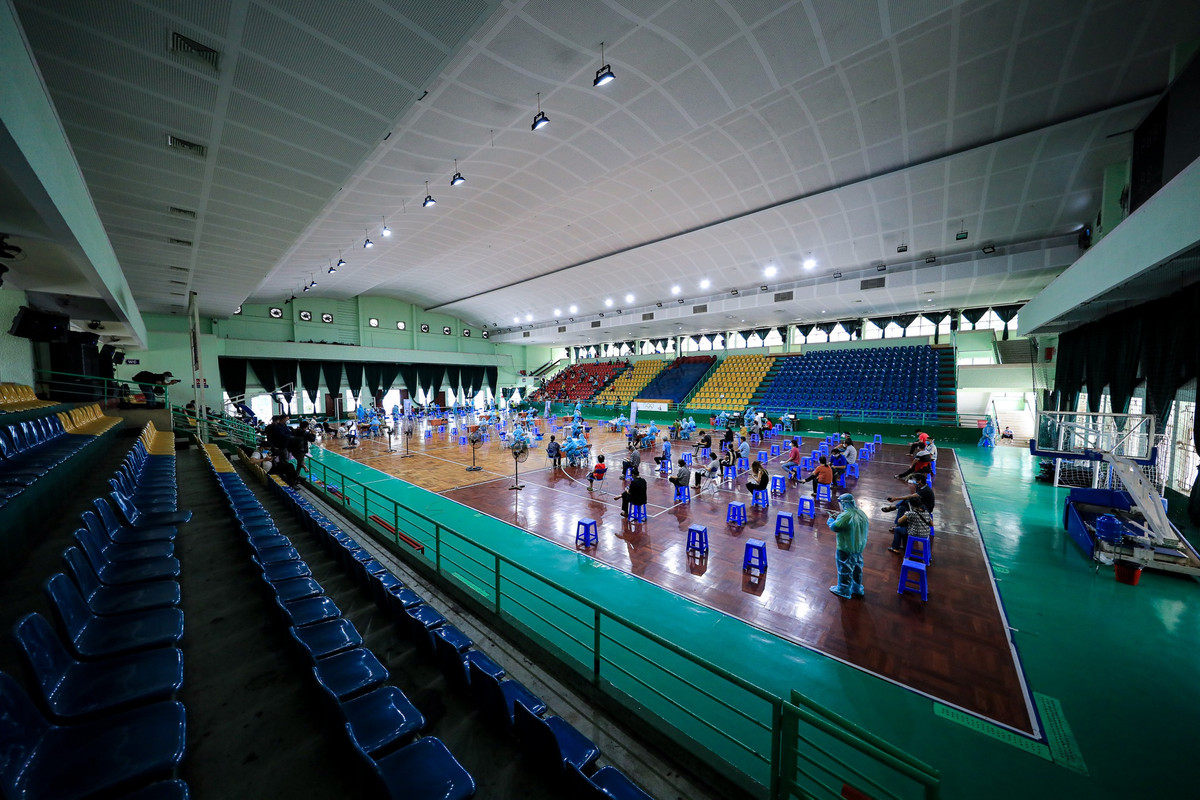 Lực lượng y tế tham gia tiêm chủng vaccine tại nhà thi đấu Lãnh Binh Thăng đợt này gồm đội ngũ y bác sĩ bệnh viện quận 11 và một số y tá, bác sĩ của các phòng khám tư nhân đạt chuẩn chuyên môn, đảm bảo được tập huấn công tác tiêm phòng vaccine. Mỗi đội tiêm gồm một bác sĩ khám sàng lọc, một điều dưỡng thực hiện kỹ thuật tiêm, một bác sĩ và một điều dưỡng theo dõi sau tiêm, một nhân viên hành chính.