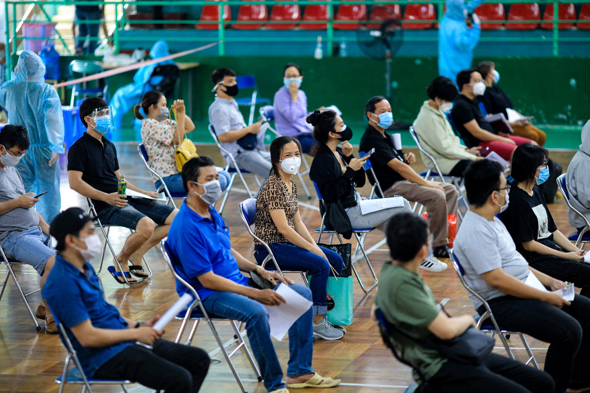 Các dãy ghế tại khu vực chờ đo huyết áp, khám sàng lọc trước khi tiêm được sắp xếp đảm bảo khoảng cách 2 m.