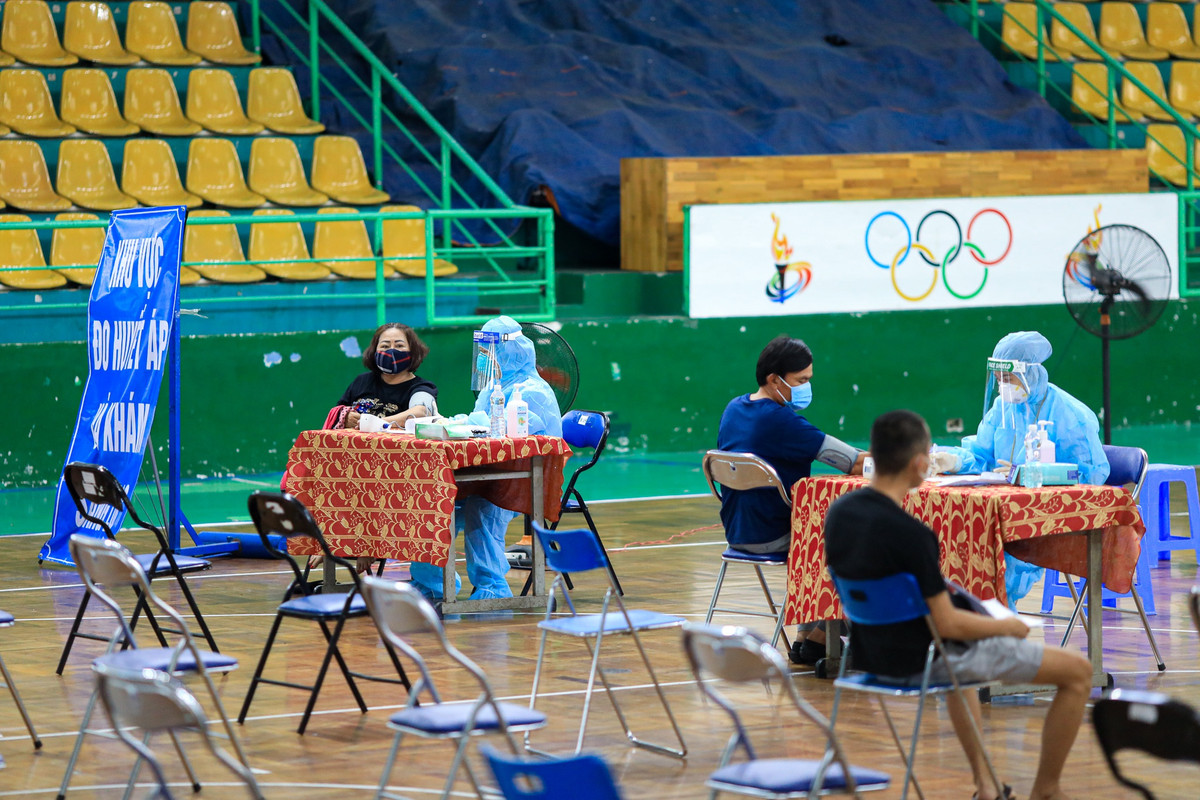 Sau đó, người dân sẽ được nhân viên y tế đo thân nhiệt, kiểm tra huyết áp, khám sàng lọc trước khi tiêm vaccine. Vaccine trong đợt 5 gồm Moderna, Pfizer và AstraZeneca (tiêm mũi 1 cho các đối tượng ưu tiên của đợt 5, tiêm mũi 2 cho những người đã tiêm AstraZeneca cách 8-12 tuần).