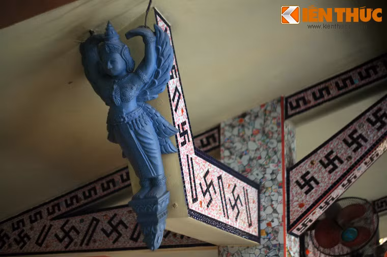 Phải mất khoảng 20.000 ngày công lao động để có thể gắn hết mảnh sành sứ trên diện tích 3.886m2.