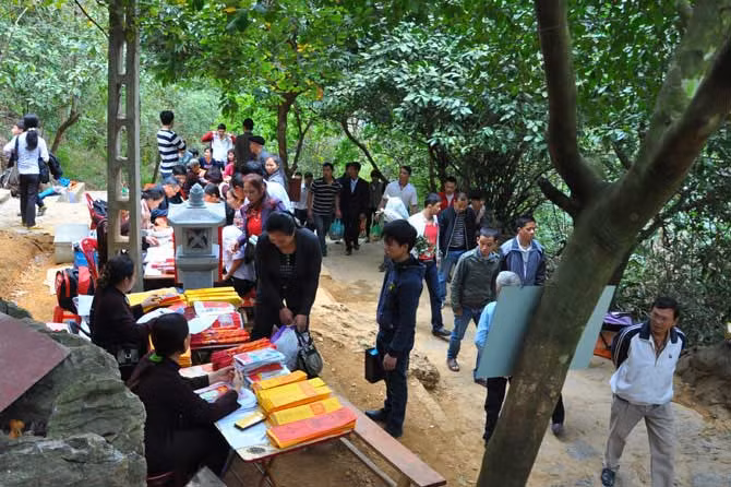 Các hàng viết sớ, bán hương mọc như nấm trèo kéo du khách ở lối đi lên chùa Cổ.