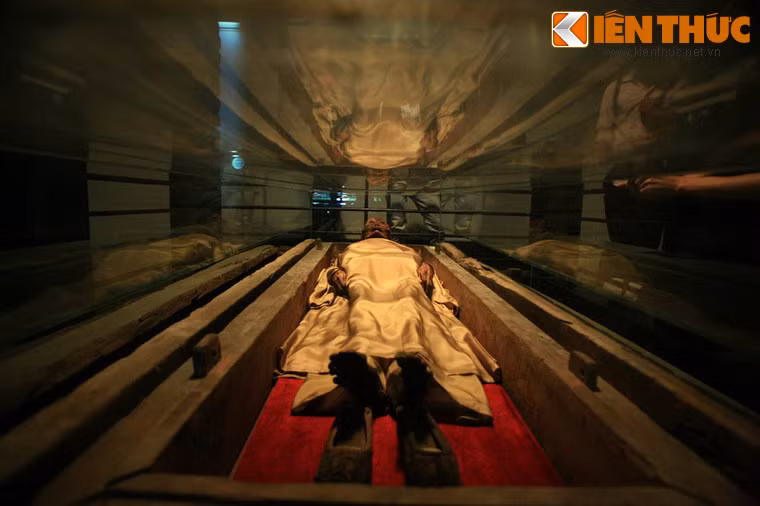 Xác ướp người phụ nữ được các nhà khảo cổ học phát hiện năm 1994 trong một ngôi mộ cổ song táng (hai quan tài) bề thế tại xóm Củi (phường 8, Q. 5, TP. HCM). Xác ướp còn nguyên vẹn, nằm ngập dưới dung dịch dầu thơm màu nâu đỏ trong một quan tài gỗ dài 2,2m, cao 50cm. Quan tài còn lại chứa một ít xương, thuộc về một nam giới.