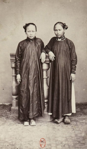 Người mẹ và con gái trogn một gia đình An Nam khá giả.