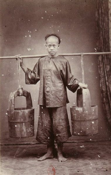 Một người Hoa gánh nước.