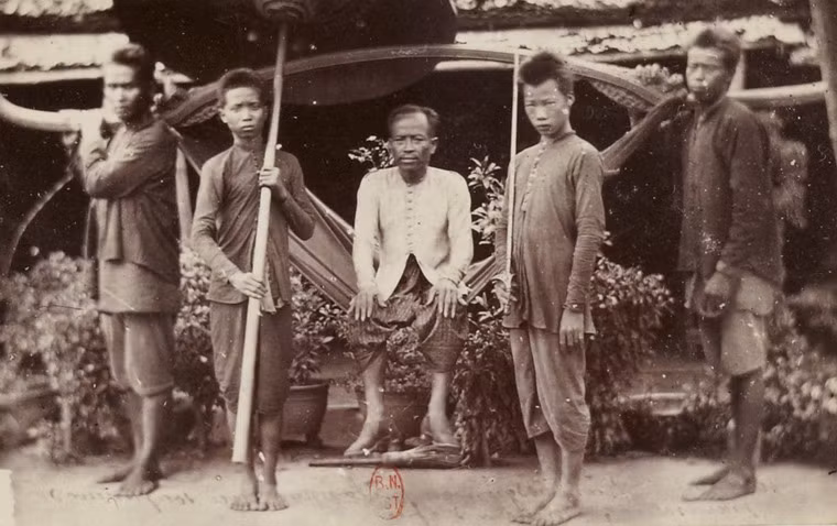 Một người Campuchia giàu có ngồi trên võng 4 người khiêng.