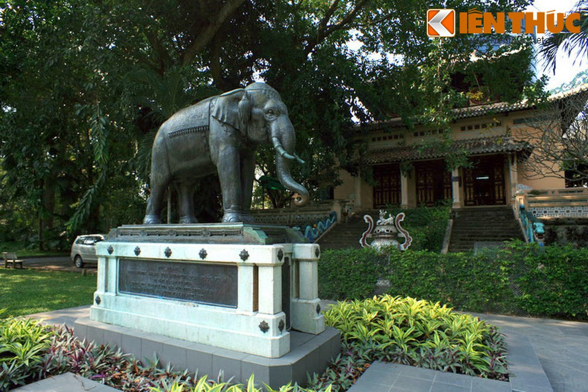 1. Ở Sài Gòn có một tác phẩm điêu khắc mang lịch sử rất đặc biệt, đó là một tượng voi cổ nằm cạnh đền thờ các vua Hùng trong khuôn viên Thảo Cầm Viên Sài Gòn. Đây chính là món quà vua Thái Lan Paramindr Maha Prajadhipok tặng cho triều đình nhà Nguyễn cách đây 8 thập kỷ.