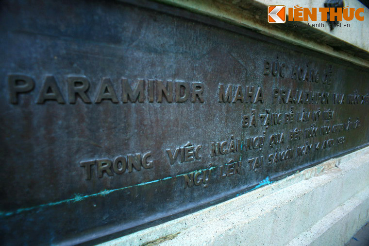 Bốn mặt của bệ tượng đều có khắc một thông điệp bằng bốn thứ tiếng Việt, Pháp, Thái, Anh. Phần tiếng Việt có nội dung: "Đức hoàng đế Paramindr Maha Prajadhipok, vua nước Xiêm, đã tặng làm kỷ niệm trong việc ngài ngự qua lên nước Indo China lần đầu lên Sài Gòn ngày 14 April 1930".