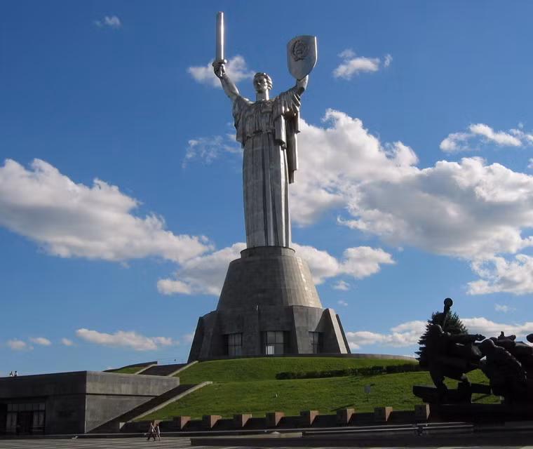 Bức tượng được làm bằng thép không rỉ, có chiều cao 62m, tọa lạc trên ngọn đồi Lavra.