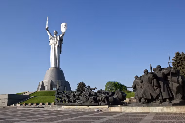 Tượng đài Mẹ Tổ quốc của thành phố Kiev, Ukraine, là công trình được xây dựng từ thời kỳ Xô viết nổi tiếng nhất của đất nước này.