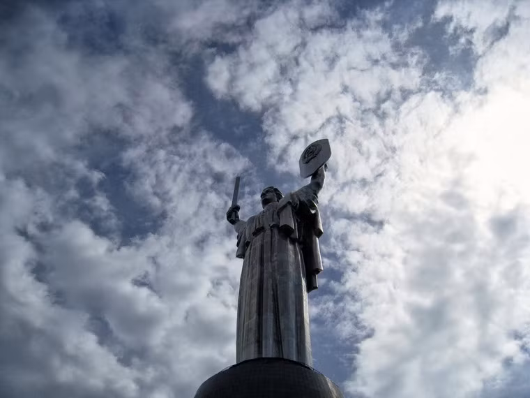 Người thiết kế tượng đài là nhà điêu khắc Xô viết nổi tiếng Yevgeny Vuchetich.