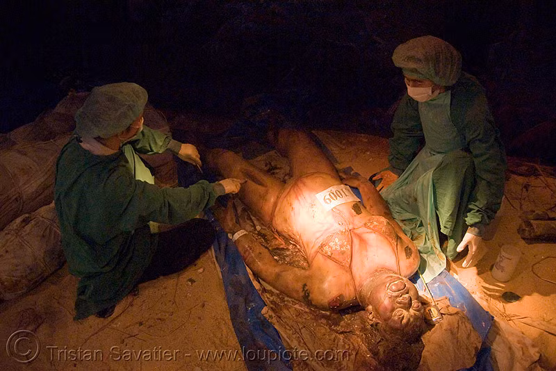 Cảnh khám nghiệm tử thi một nạn nhân của sóng thần.