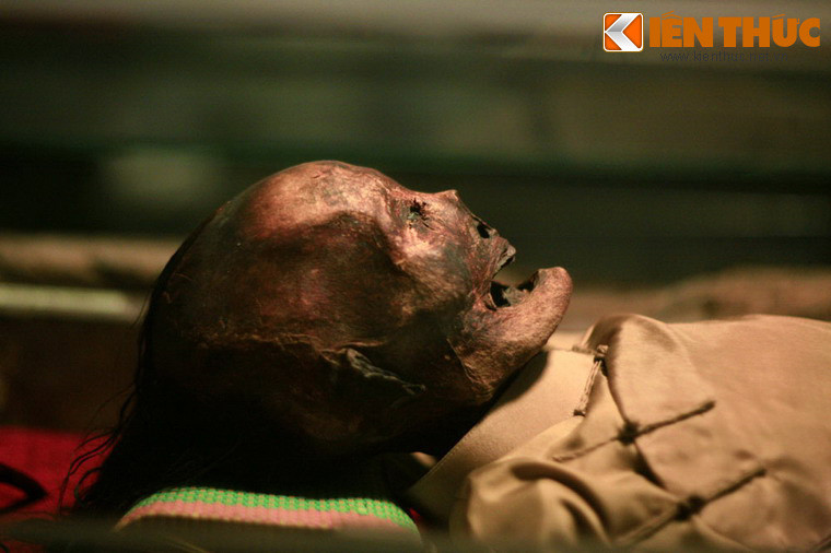 Hiện vật gây ấn tượng đặc biệt là xác ướp của một nữ quý tộc Việt có niên đại 2 thế kỷ, được các nhà khảo cổ học phát hiện năm 1994 trong một ngôi mộ cổ song táng (hai quan tài) tại xóm Củi (phường 8, Q. 5, TP. HCM).