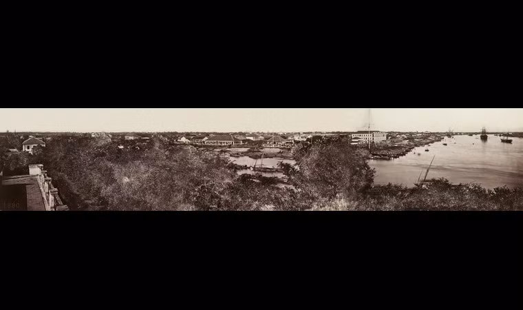 Toàn cảnh sông Sài Gòn và rạch Bến Nghé nhìn từ nóc Nhà Rồng.