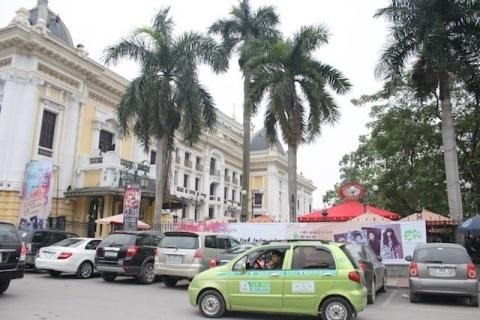 Quán cà phê vị trí đẹp đông khách dù phục vụ không tốt.