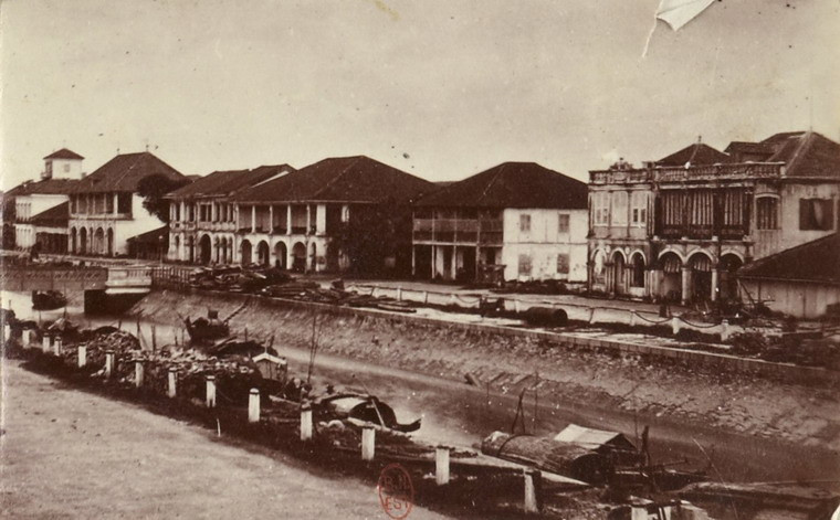 Những ngôi nhà kiểu Tây bên bờ kênh.