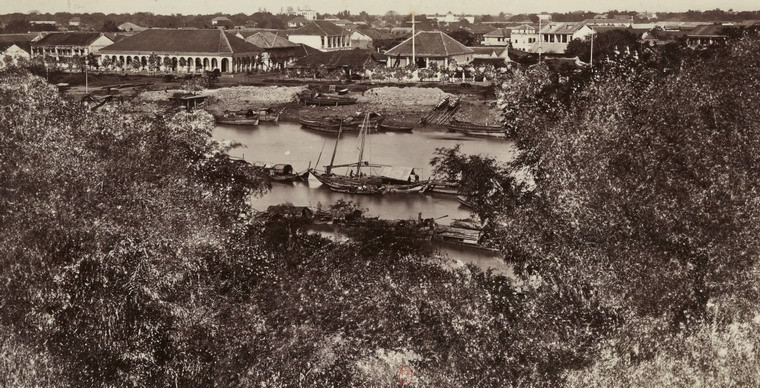 Kênh Bến Nghé, nhìn từ bến Nhà Rồng.