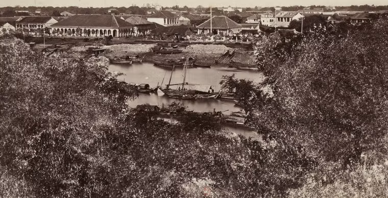 Kênh Bến Nghé, nhìn từ bến Nhà Rồng.