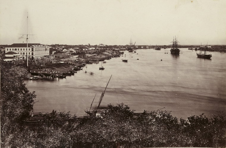 Sông Sài Gòn nhìn từ phía bến Nhà Rồng, Sài Gòn cuối thế kỷ 19. Cột cờ Thủ Ngữ ở bên trái. Ảnh: Gallica.bnf.fr.