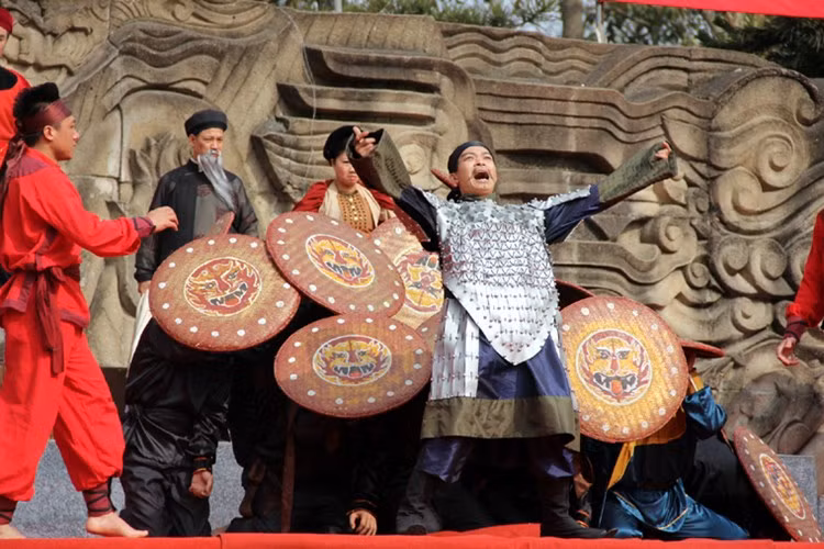  Hội gò Đống Đa diễn ra hàng năm vào ngày mùng 5 Tết tại gò Đống Đa, phường Quang Trung, quận Đống Đa, Hà Nội. Đây là lễ hội chiến thắng, được tổ chức để tưởng nhớ công tích lẫy lừng của vua Quang Trung - người anh hùng trong lịch sử chống giặc ngoại xâm của dân tộc. Trong ngày hội có nhiều trò chơi vui khoẻ, thể hiện rõ tinh thần thượng võ. Trong đó, trò rước Rồng lửa Thăng Long là độc đáo nhất.