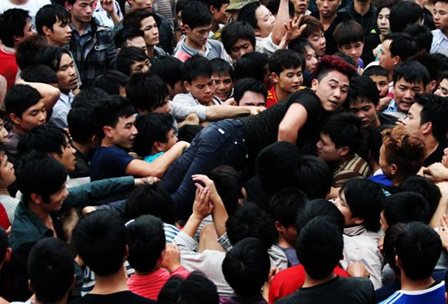 Vào ngày 7 tháng Giêng hàng năm, khách thập phương lại nô nức tụ về lễ hội đả cầu cướp phết ở Bàn Giản (huyện Lập Thạch, tỉnh Vĩnh Phúc) để cầu may, cầu an cho một năm mới. Có nguồn gốc vào thời đại Hùng Vương dựng nước, lễ hội là hình thức diễn tích cảnh toàn dân đánh giặc được nâng cao thành lễ thức: Mồng phết làm bằng gốc tre cong, trổ hình đầu ngựa, tượng trưng cho kỵ binh, cướp bằng tay tượng trưng cho bộ binh. Lễ hội khiến nhiều người tham gia lấm lem bùn đất nhưng ai cũng vui vẻ với tâm trạng của người chiến thắng.