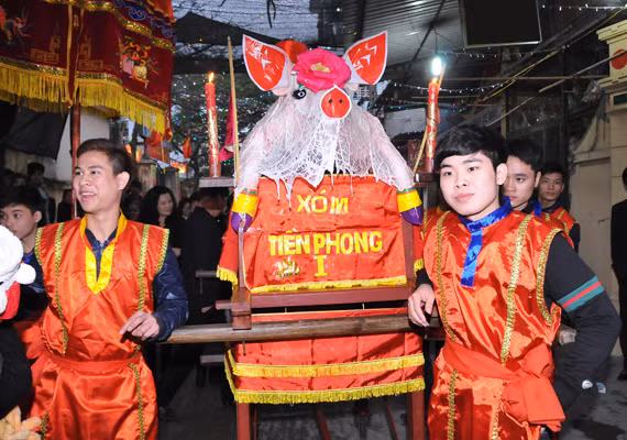 Hàng năm cứ vào ngày 13 tháng Giêng Âm lịch, làng La Phù, huyện Hoài Đức, Hà Nội lại tổ chức lễ hội rước “ông” lợn. Vào lễ hội này, tất cả các thôn xóm trong làng đều sửa lễ để ra đình cúng tế một vị thần hoàng làng, nguyên là một bộ tướng có công dưới thời vua Hùng. Lễ vật là một “ông” lợn to và đẹp nhất, được mổ và để nguyên con, sau đó trang trí thật đẹp mắt, được đưa vào đình cúng tế và dự thi. “Ông” lợn của xóm nào to và đẹp nhất sẽ đạt giải nhất. Tháp tùng các “ông” lợn đi thi là các đội múa rồng, múa sư tử, đội nhạc lễ và nhiều đội múa khác.