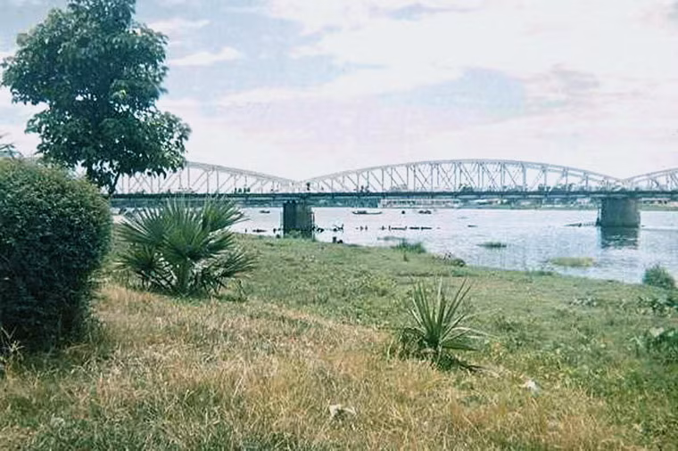 Cầu Trường Tiền, một công trình biểu tượng của xứ Huế.