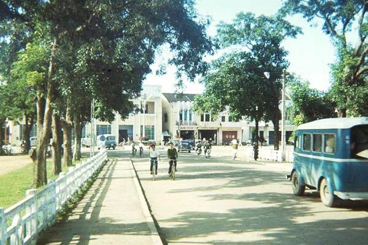 Đường dẫn lên cầu Trường Tiền.