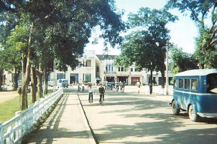 Đường dẫn lên cầu Trường Tiền.