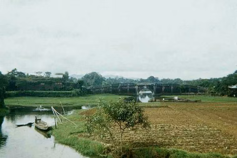 Cây cầu cổ bên trong Kinh thành Huế.