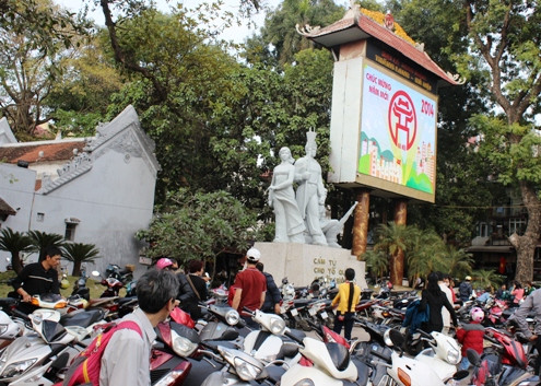 Xung quanh tượng đài Cảm tử bị vây kín bởi xe má.