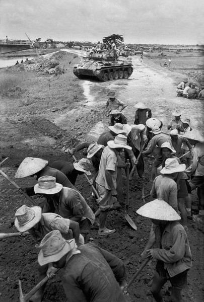 Cận cảnh công trường sửa chữa một cây cầu, 5/1954.