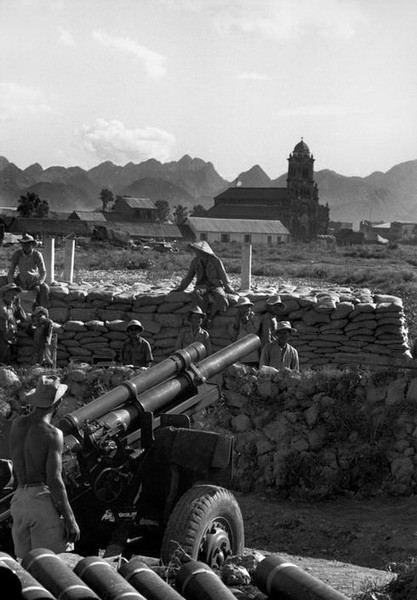 Pháo binh Pháp tại Nam Định, 5/1954.