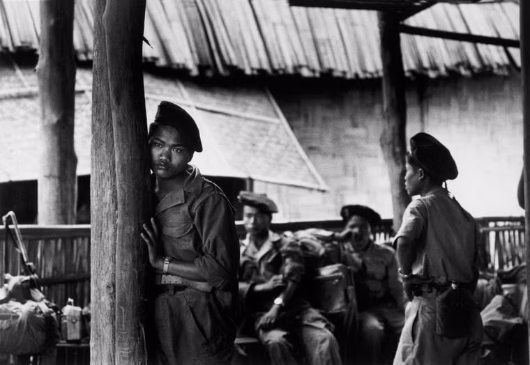 Binh lính người Việt phục vụ quân đội Pháp trong doanh trại ở Hà Nội, 23/5/1954.