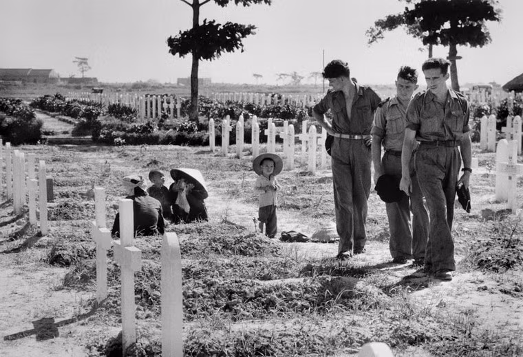 Tại nghĩa trang quân đội ở Nam Định, 21/5/1954.