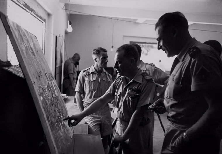 Tướng Cogny (phải) và viên chỉ huy Paul Vanuxen (trái) tại sở chỉ huy ở Nam Định, 5/1954.