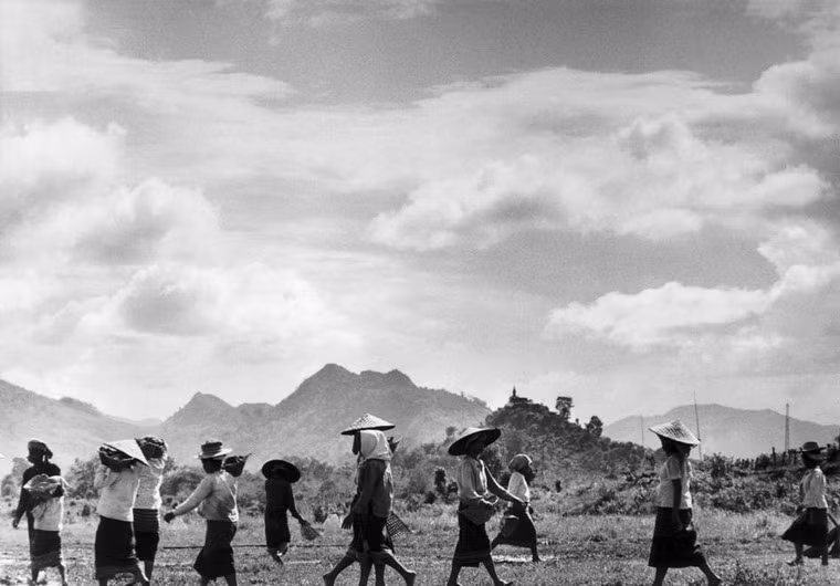 Những người nông dân gần thành phố Nam Định, 5/1954.