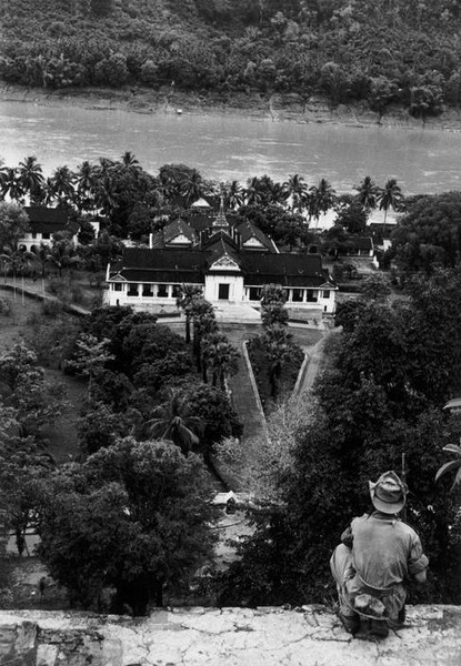 Lính Pháp canh gác gần cung điện hoàng gia ở Luang Prabang, 5/1954.