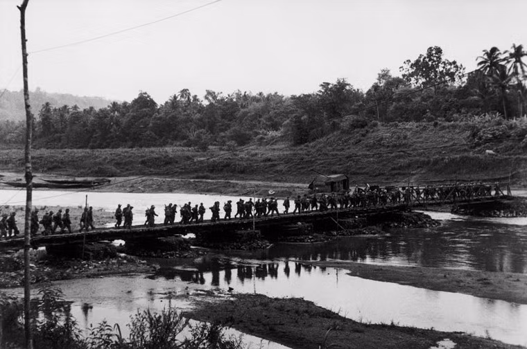 Tù binh Pháp được Việt Minh trao trả ở Luang Prabang sau thất bại của Pháp ở Điện Biên Phủ, tháng 5/1954.