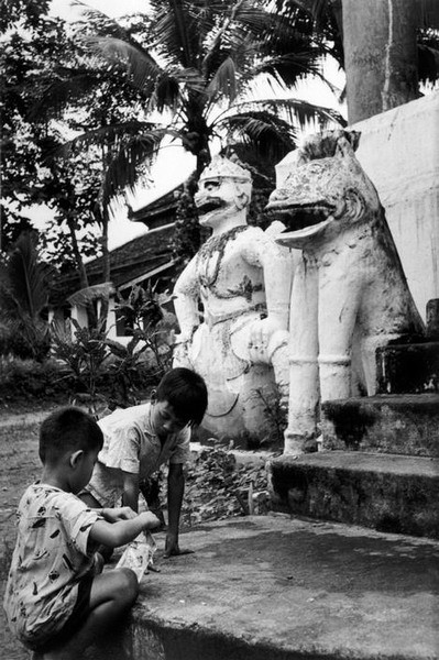 Trẻ em ở Luang Prabang, 5/1954.