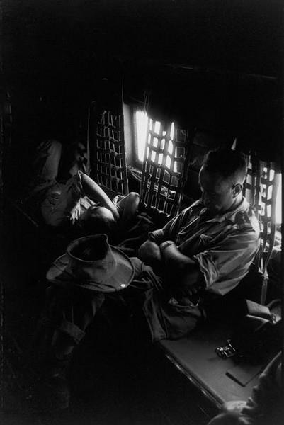 Sĩ quan Pháp trên chuyến bay từ Hà Nội tới Nam Định, 5/1954.