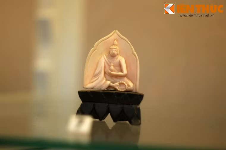 Phù điêu tu sĩ bằng ngà, đầu thế kỷ 20.