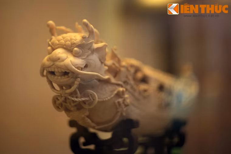 Cận cảnh đầu rồng trên mô hình thuyền.